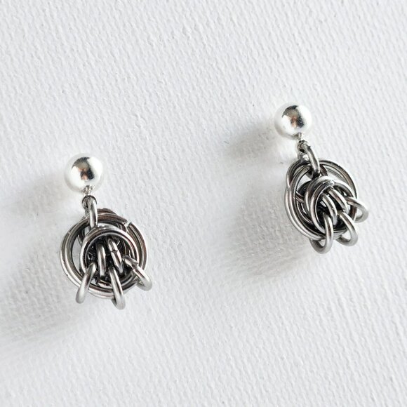 Vintage silver chainmaille knot earrings ✦ small dainty circle earrings ✦ - Picture 6 of 6